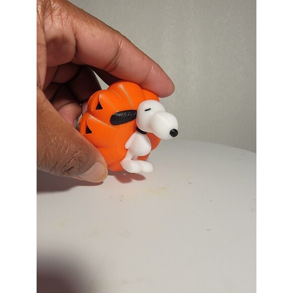 Pumpkin with Snoopy sleeping on top 3d printed - Picture 5 of 7